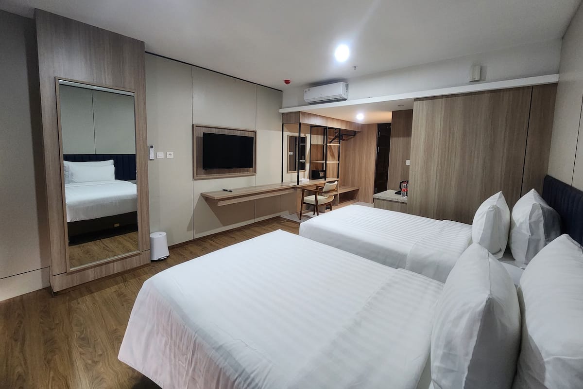 Deluxe Twin Room, 2 Single Beds | 1 bedroom, laptop workspace, free WiFi, bed sheets