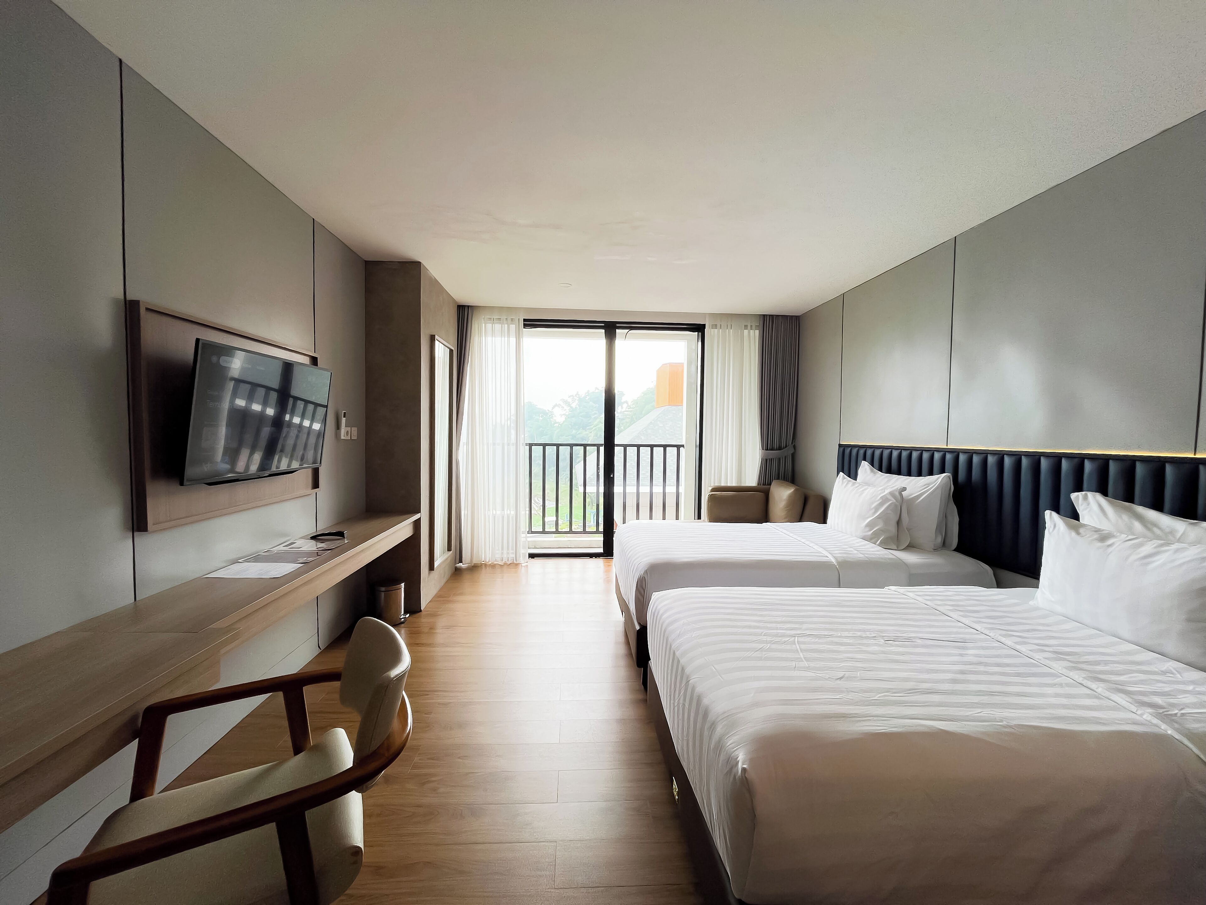 Executive Twin Room, 2 Single Beds | Laptop workspace, free WiFi, bed sheets