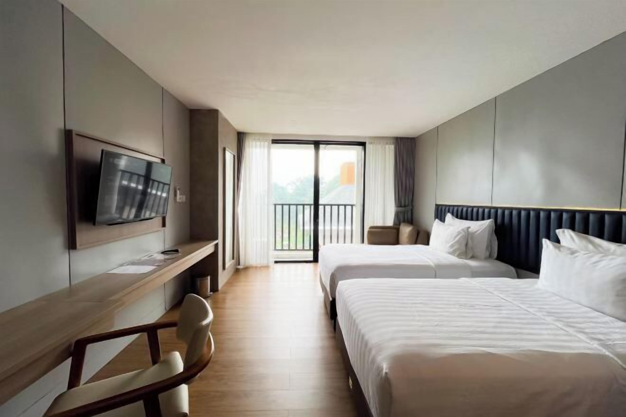 Laptop workspace, free WiFi, bed sheets