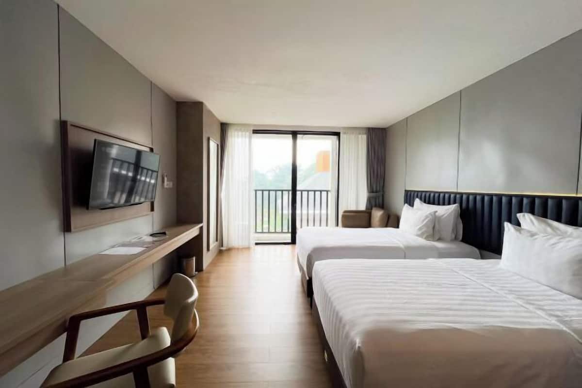 Laptop workspace, free WiFi, bed sheets