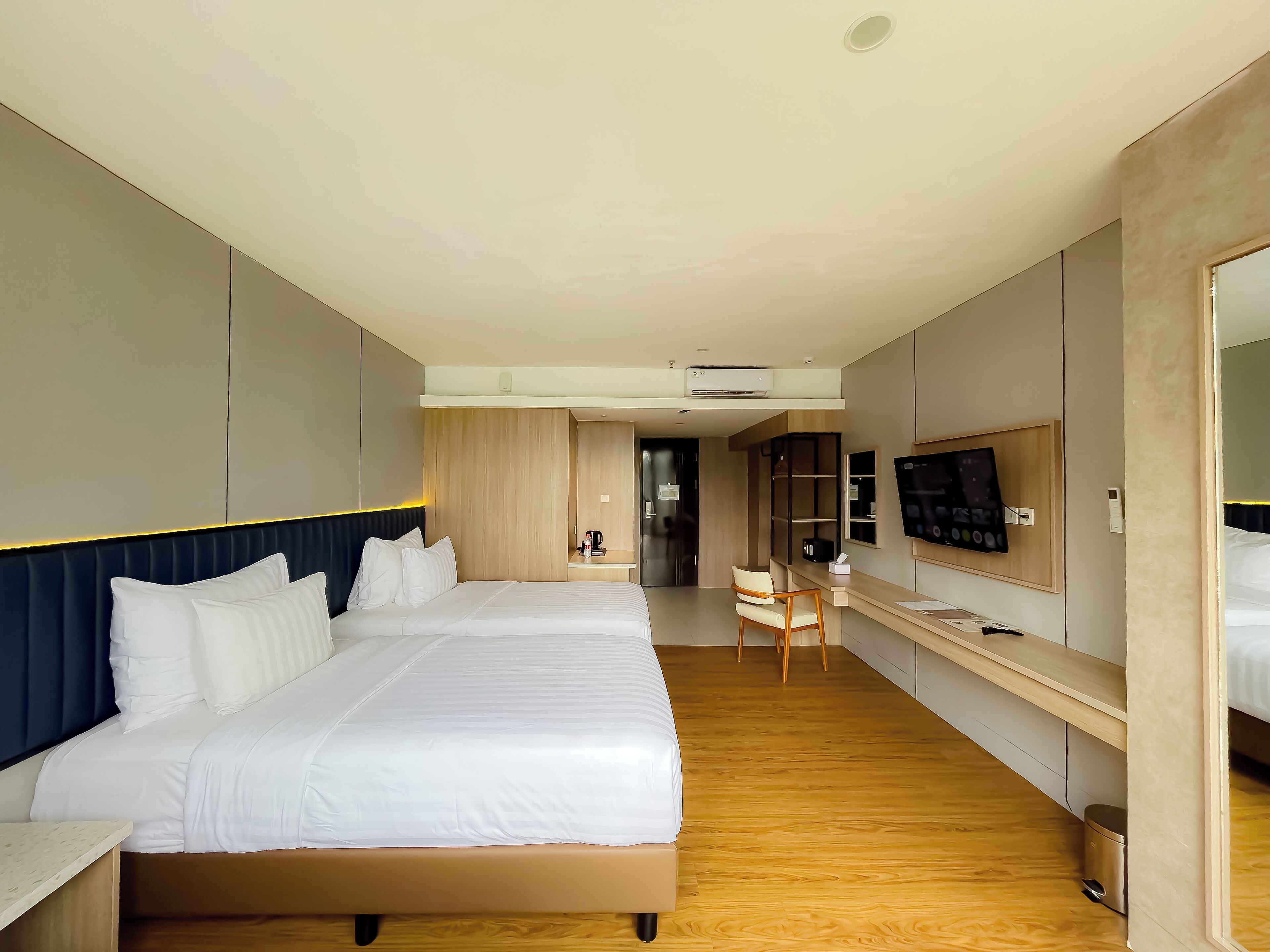 Executive Twin Room, 2 Single Beds | Laptop workspace, free WiFi, bed sheets