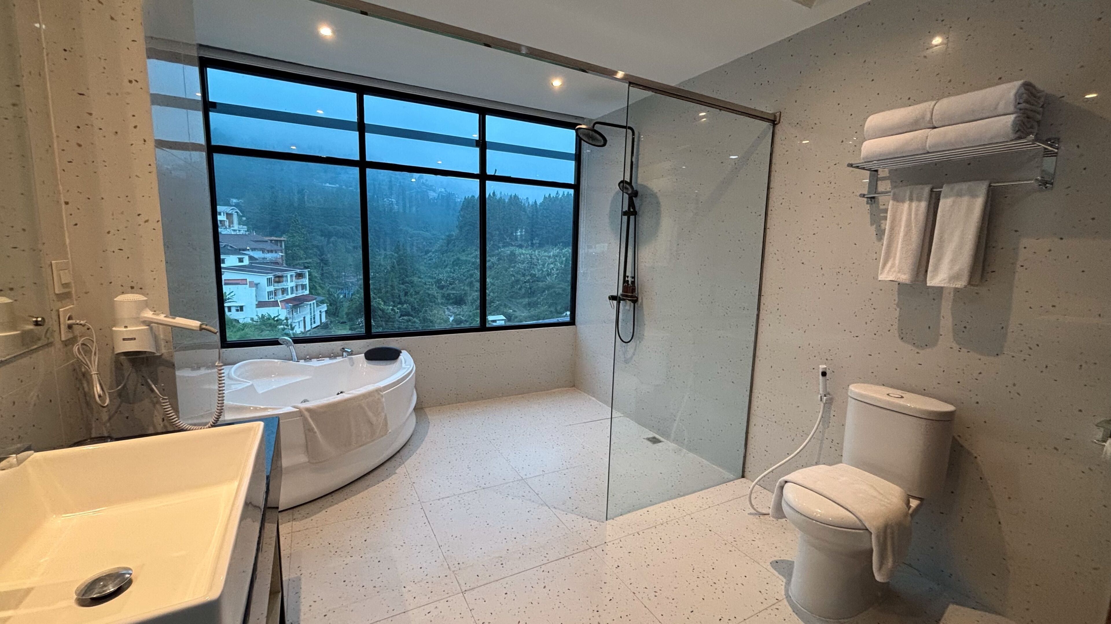 Suíte estúdio presidencial, 1 cama King | Banheiro | Chuveiro, chuveiro com efeito de chuva, secador de cabelo, chinelos