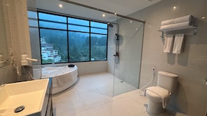 Presidentiële studio suite, 1 kingsize bed | Badkamer | Een douche, een regendouche, een haardroger, pantoffels