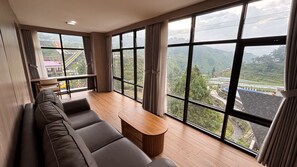 Junior Studio Suite, 1 King Bed | Living area