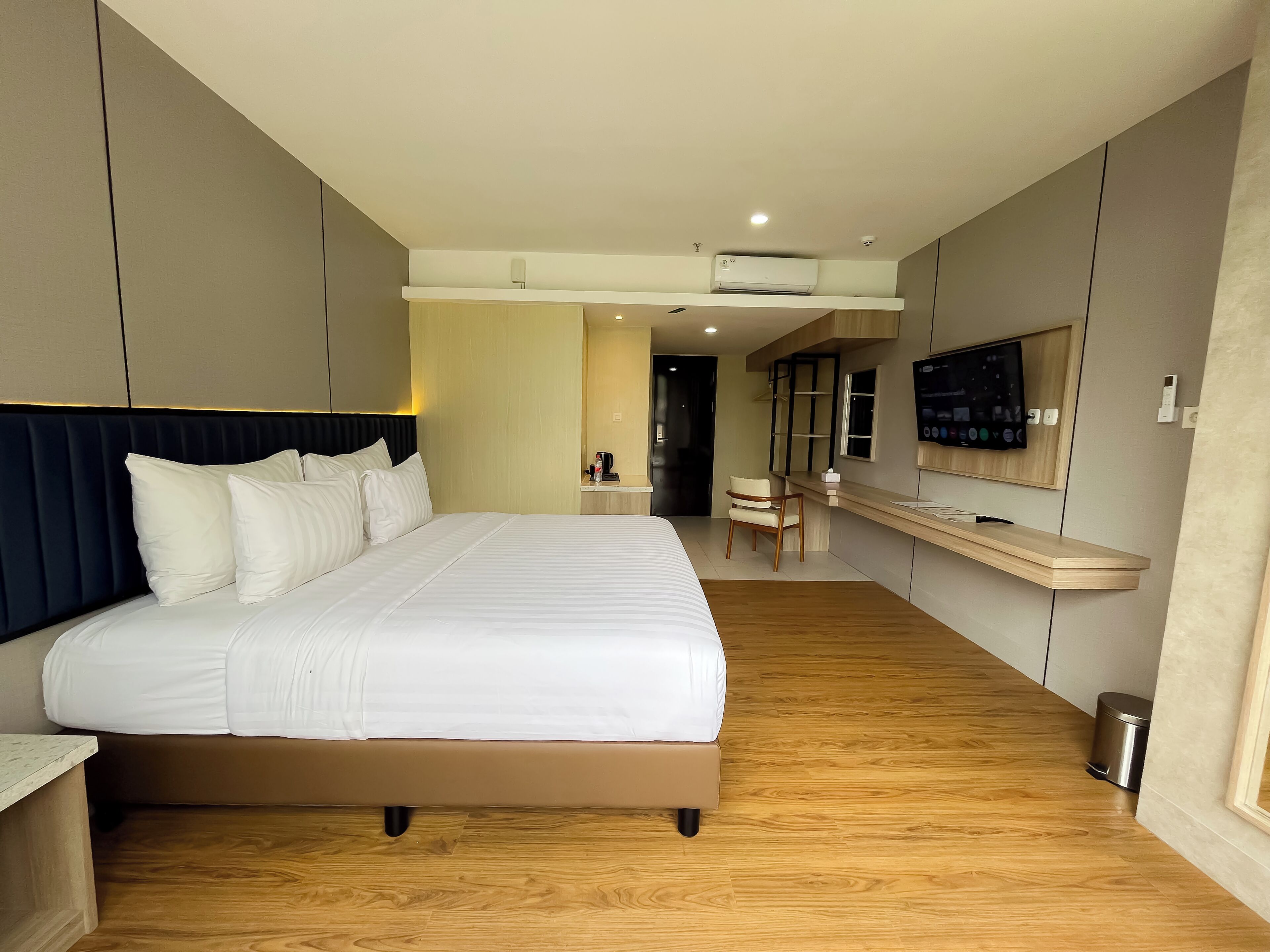 Deluxe Double Room, 1 King Bed | Laptop workspace, free WiFi, bed sheets