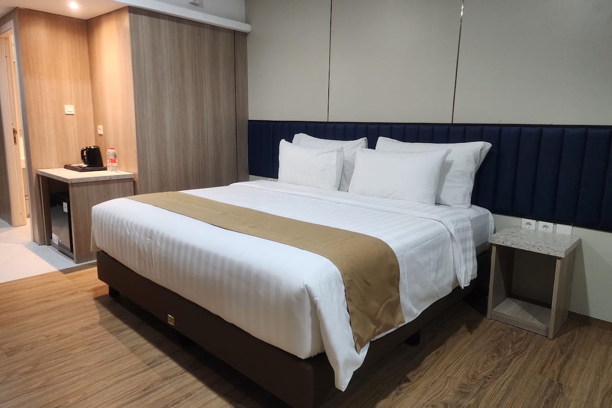 Executive Double Room, 1 King Bed | 1 bedroom, laptop workspace, free WiFi, bed sheets