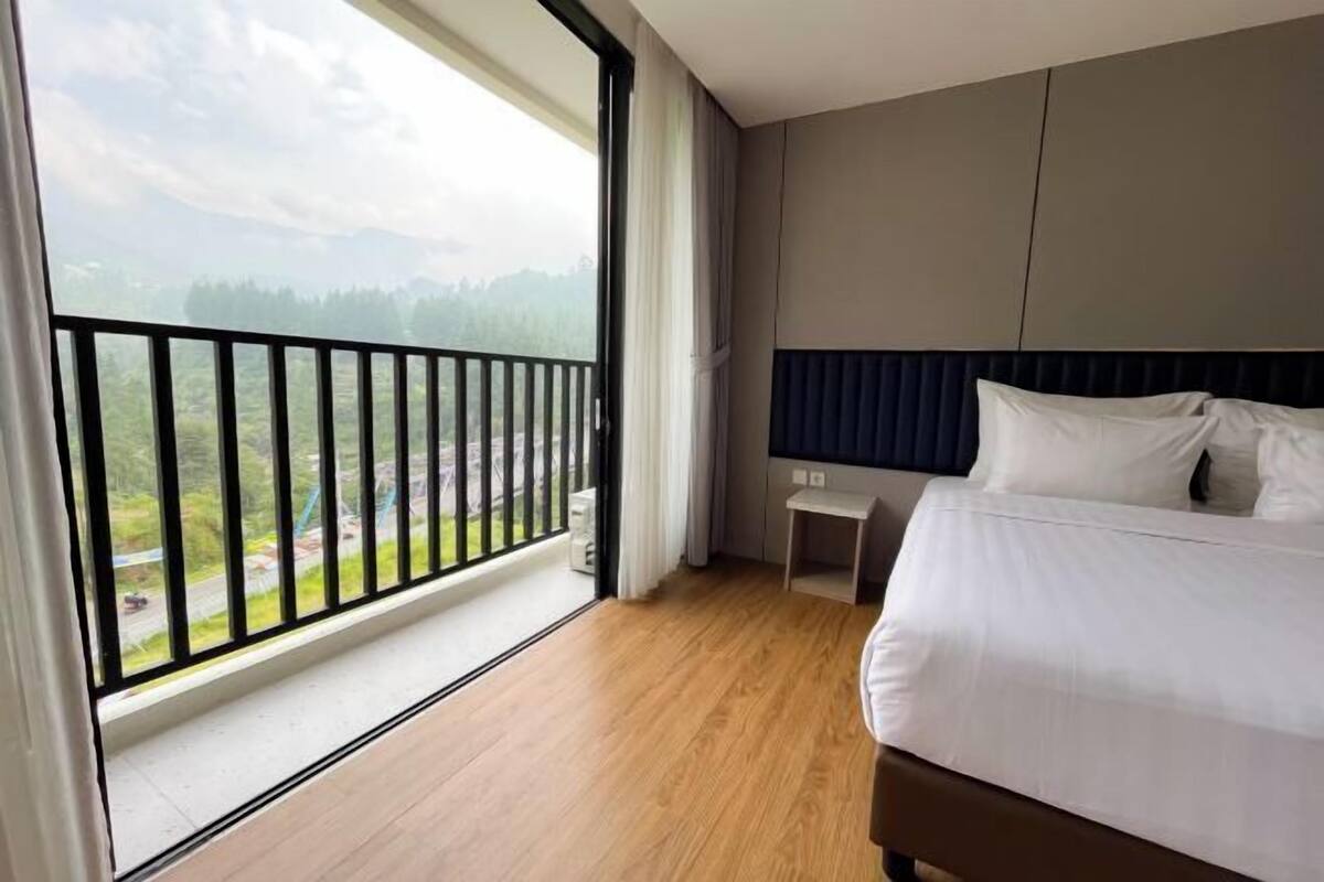 Laptop workspace, free WiFi, bed sheets