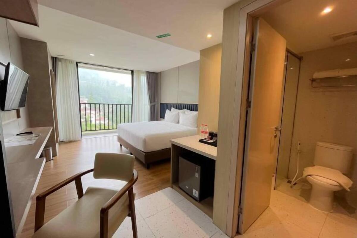Laptop workspace, free WiFi, bed sheets