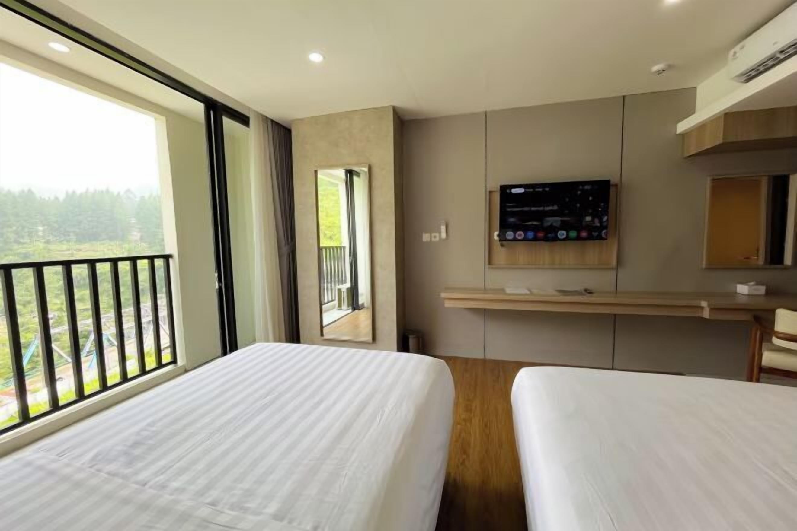 Laptop workspace, free WiFi, bed sheets