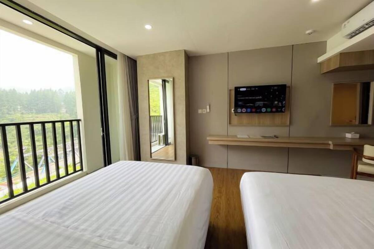 Laptop workspace, free WiFi, bed sheets