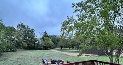 Spacious Home for Hosting - Firepit, Huge Yard & Parking - 7 Mins to Texas A&M