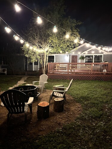 Spacious Home for Hosting - Firepit, Huge Yard & Parking - 7 Mins to Texas A&M