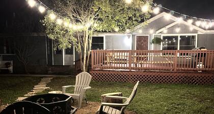 Spacious Home for Hosting - Firepit, Huge Yard & Parking - 7 Mins to Texas A&M