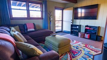 TV, peis, bøker og stereoanlegg