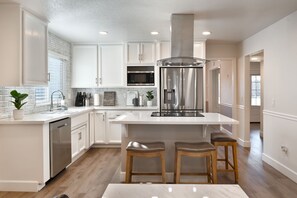 冷蔵庫、電子レンジ、オーブン、コンロ