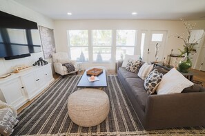 Televisor intel·ligent i llibres 