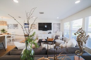 Televisor intel·ligent i llibres 