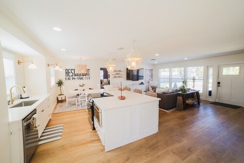 Cozy Remodeled Cottage Pool home close to Beach 