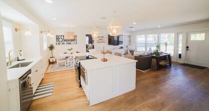 Cozy Remodeled Cottage Pool home close to Beach