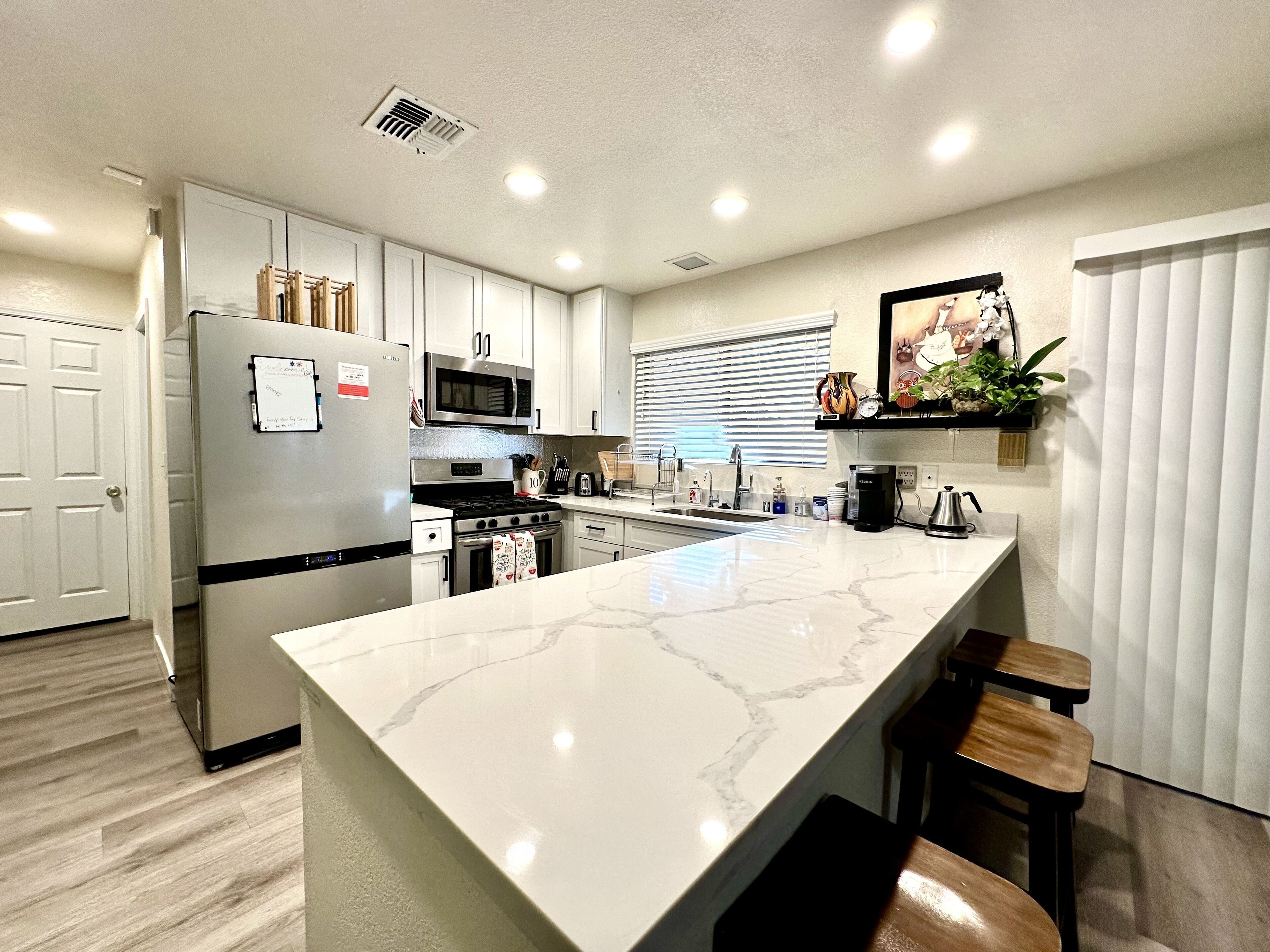 Coffee/tea maker, fridge, microwave, oven
