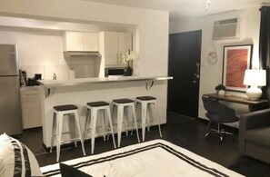 Interior - Montrose Sleek Studio! Medical Center 44 ⭐️⭐️⭐️⭐️⭐️ (Houston)