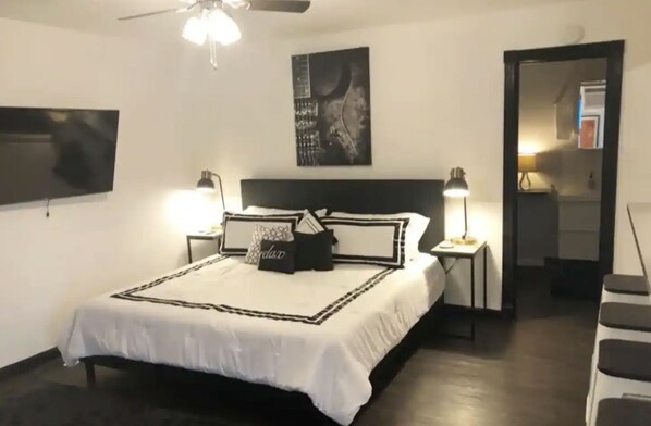 Desk, iron/ironing board, travel cot, free WiFi - Montrose Sleek Studio! Medical Center 44 ⭐️⭐️⭐️⭐️⭐️ (Houston)