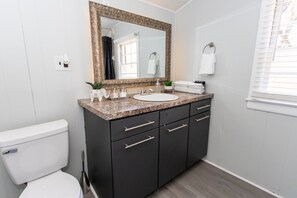 Sèche-cheveux, serviettes fournies, savon, shampoing