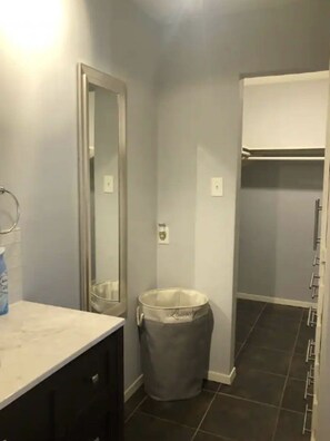 Amenidades de baño ecológicas, secadora de cabello, toallas, jabón 