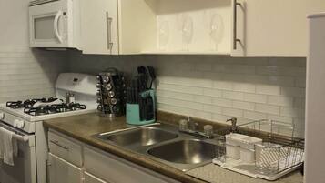 Køleskab, mikrobølgeovn, ovn, kogeplade