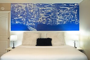 Skrivebord, strykejern/-brett, reiseseng for barn og wi-fi (inkludert)