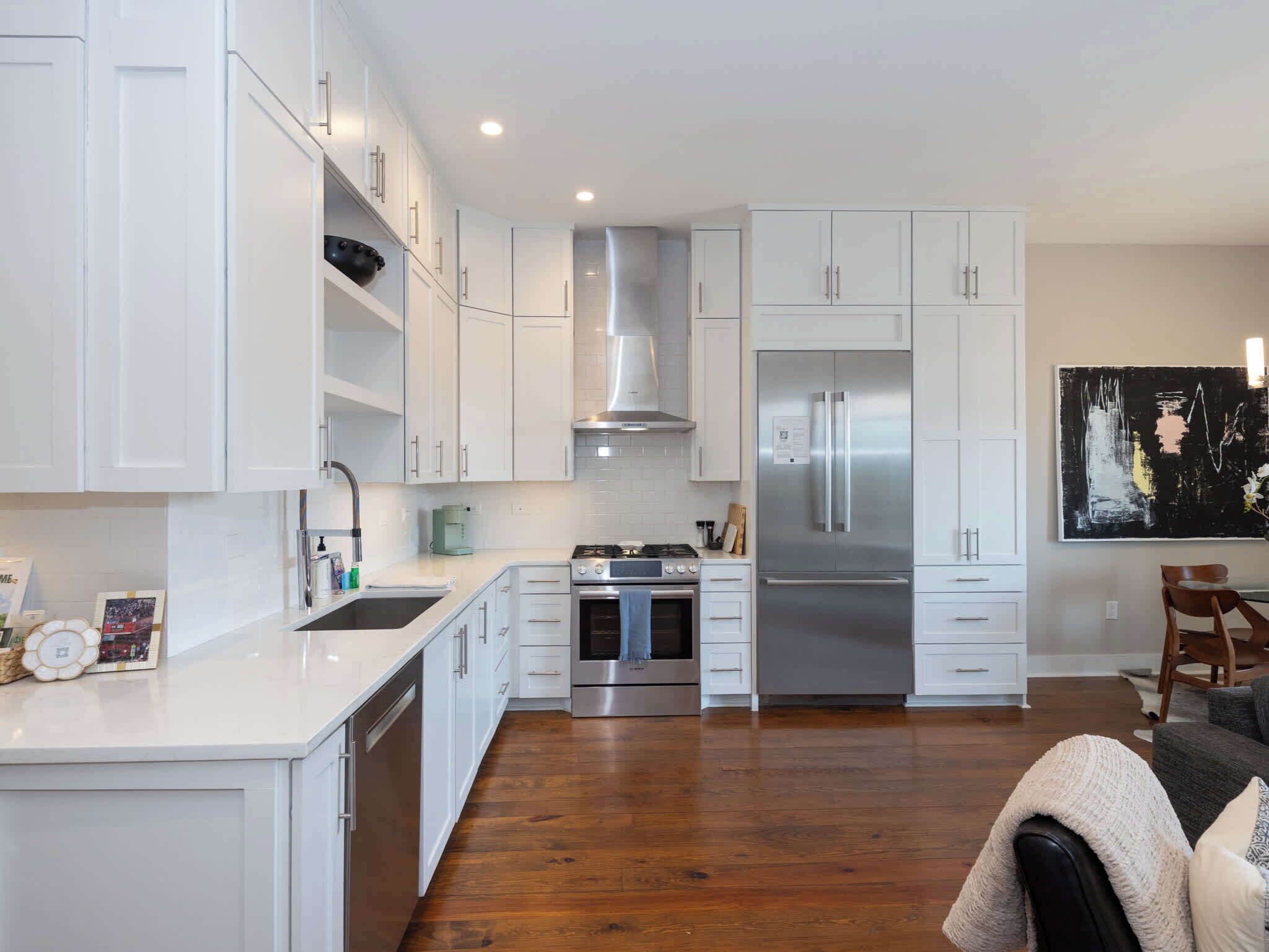 Four à micro-ondes, cafetière-théière, grille-pain