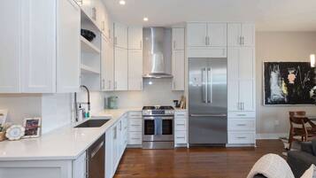 Micro-ondes, cafetière/bouilloire, grille-pain