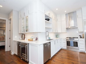 Microwave, coffee/tea maker, toaster, cookware/dishes/utensils - The Little Easy | Best Playoff Weekend Rate (Oxford)