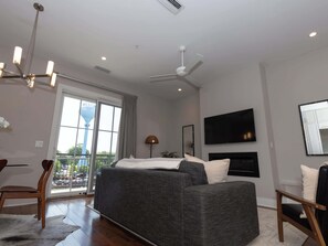 Televisión, chimenea y oficina