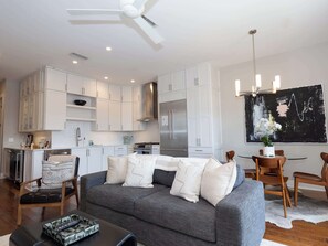 Televisión, chimenea y oficina