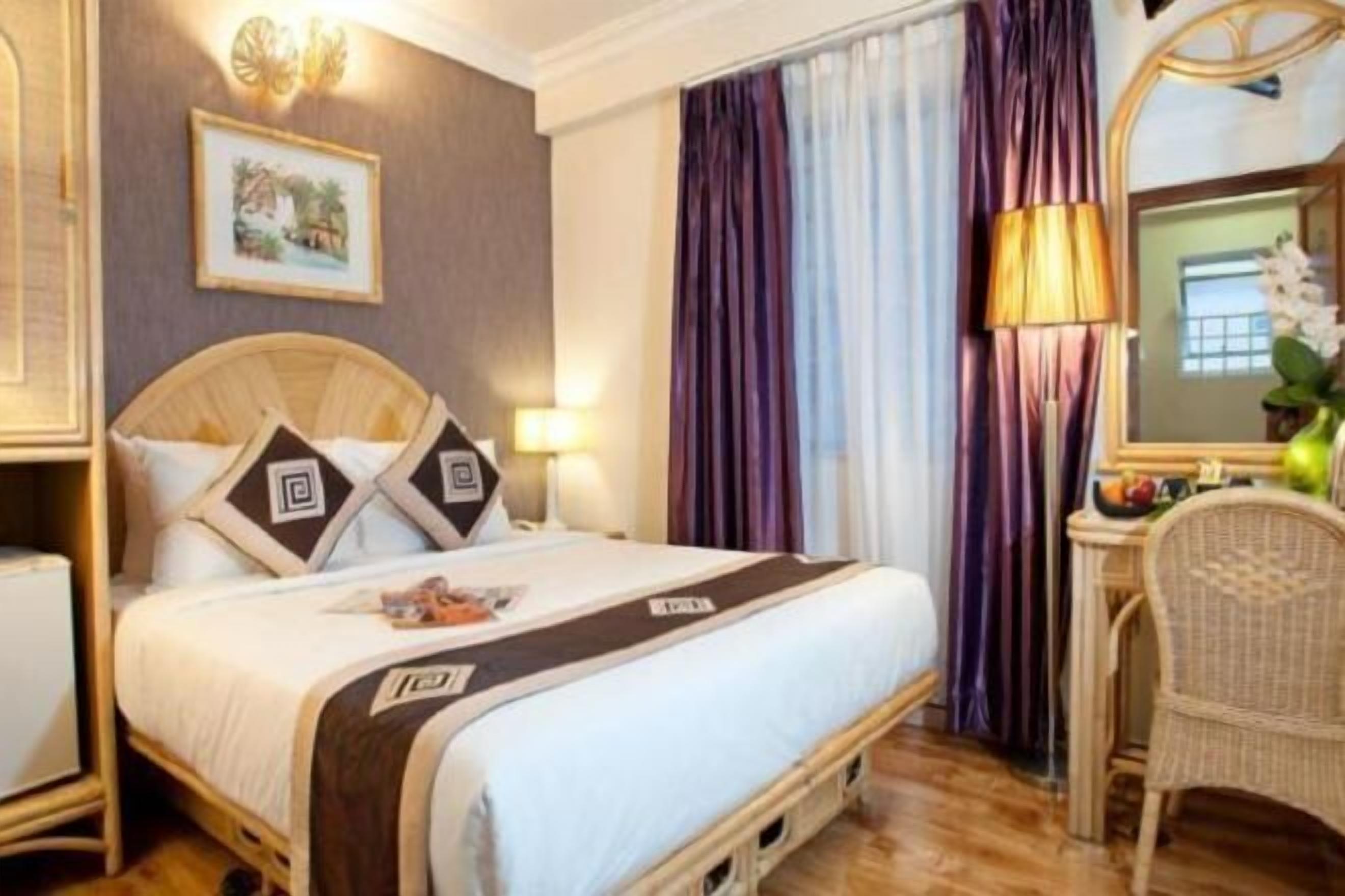 Memory foam-senger, minibar, safe på rommet og skrivebord