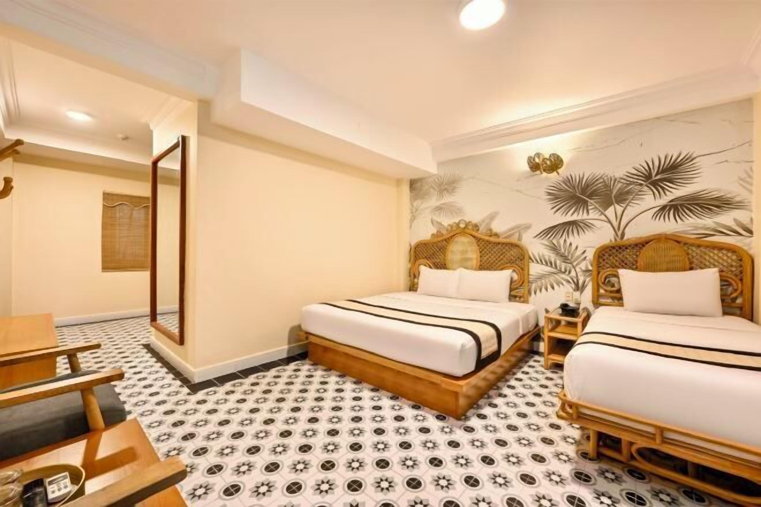 Memory foam-senger, minibar, safe på rommet og skrivebord