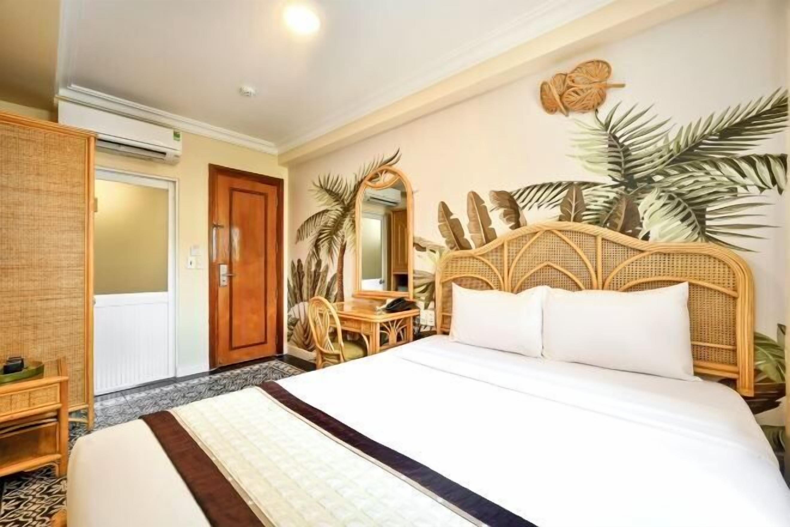 Memory foam-senger, minibar, safe på rommet og skrivebord