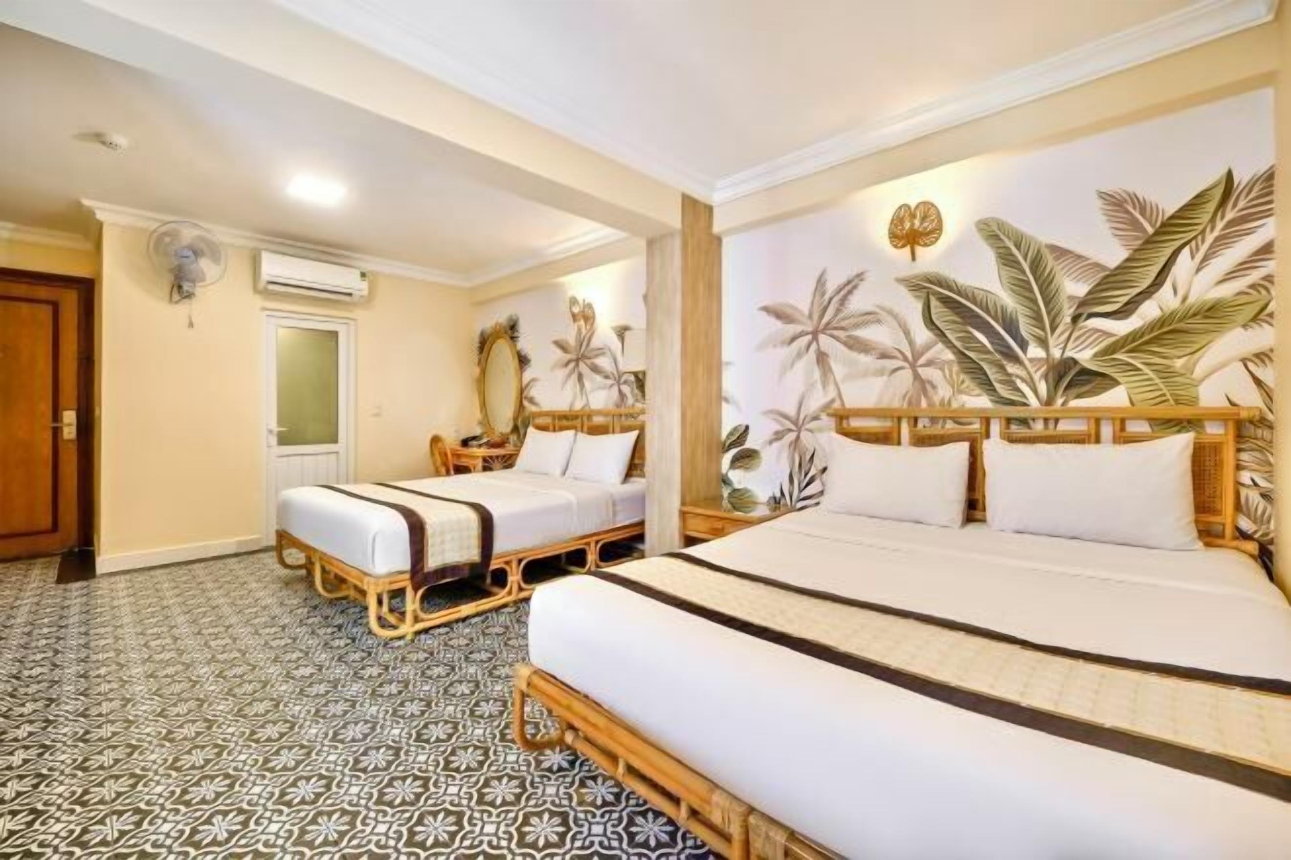 Memory foam-senger, minibar, safe på rommet og skrivebord