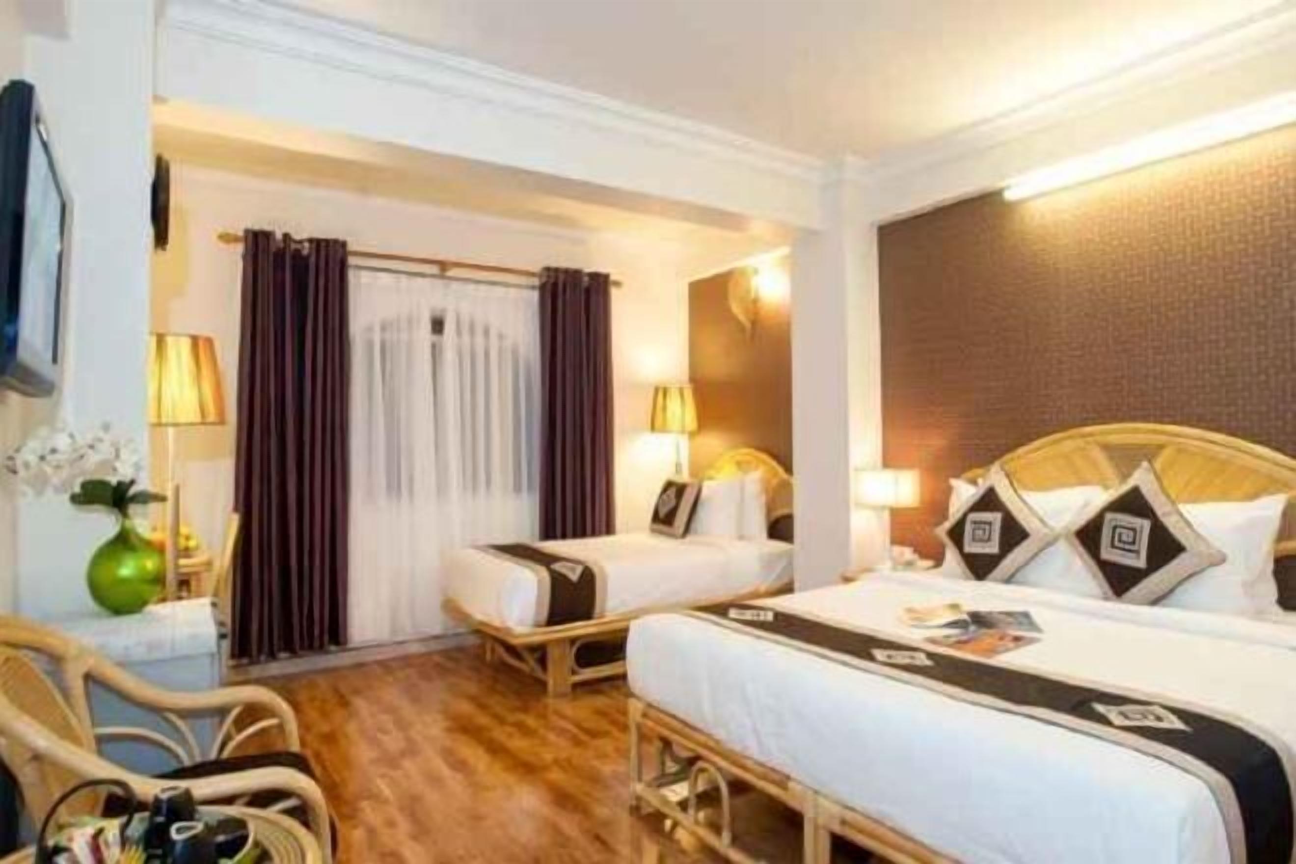 Memory foam-senger, minibar, safe på rommet og skrivebord