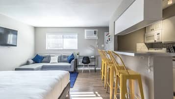 Skrivebord, strykejern/-brett, reiseseng for barn og wi-fi (inkludert)