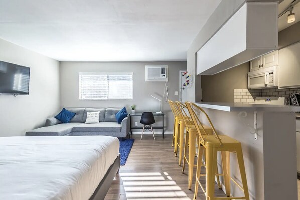 Desk, iron/ironing board, travel crib, free WiFi - Montrose Welcoming Studio! Medical Center 48 ⭐️⭐️⭐️⭐️⭐️
(Houston)