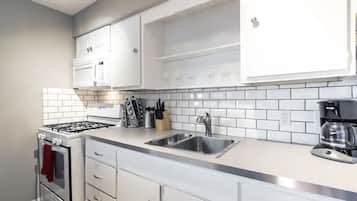 Kjøleskap, mikrobølgeovn, ovn og kokeplater