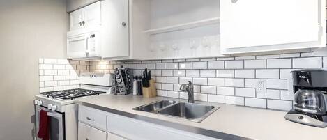 Een koelkast, een microgolfoven, een oven, een kookplaat