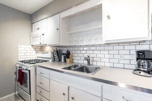 Fridge, microwave, oven, stovetop - Montrose Welcoming Studio! Medical Center 48 ⭐️⭐️⭐️⭐️⭐️
(Houston)
