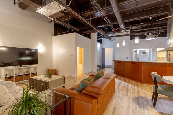 Interior - Sophisticated Comfort: Luxury Loft w/Chef's Kitchen in Gaslamp Quarter (San Diego)