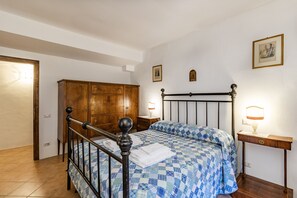 4 makuuhuonetta, silitysrauta/-lauta, ilmainen Wi-Fi, vuodevaatteet