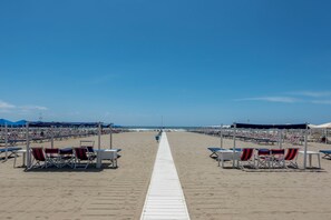 Plage, chaises longues