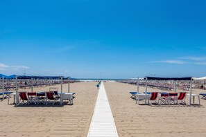 Plage, chaises longues