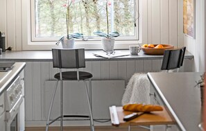 Kjøleskap, kokeplater, oppvaskmaskin og kaffetrakter/tekoker